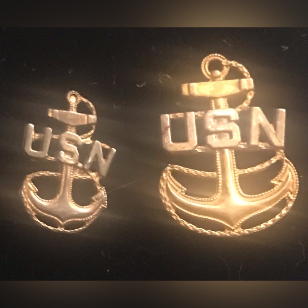 Set of 2 USN pins unisex